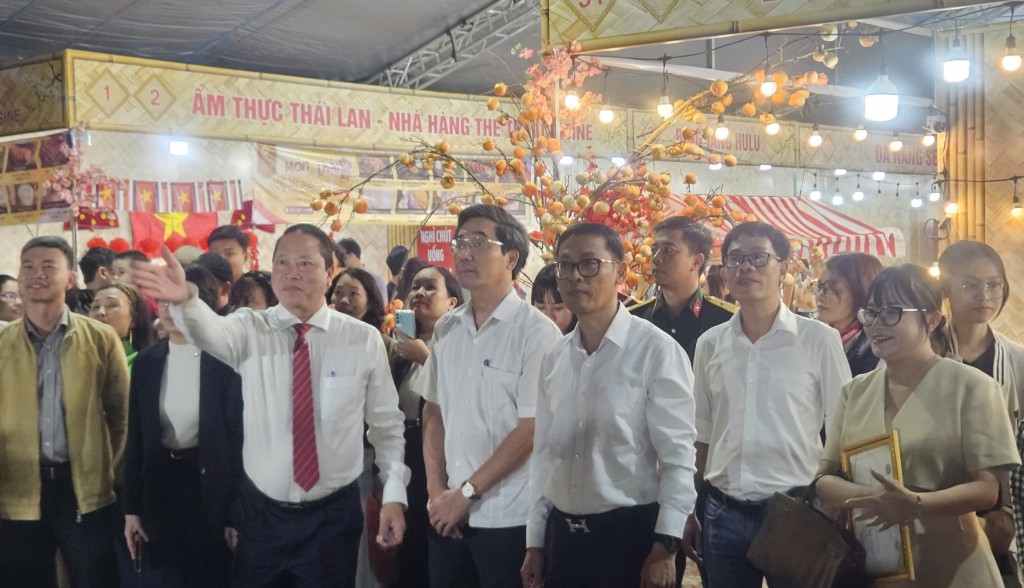 Lãnh đạo UBND TP Đà Nẵng và UBND phường An Hải tham quan không gian lễ hội (Ảnh: H.Quảng) Lãnh đạo UBND TP Đà Nẵng và UBND phường An Hải tham quan không gian lễ hội (Ảnh: H.Quảng)