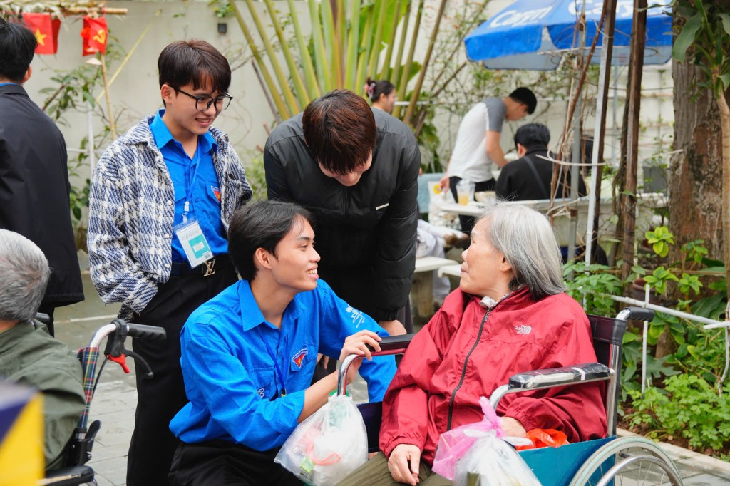Được trò chuyện, động viên cùng các bạn trẻ, tinh thần các cụ cũng thấy phấn chấn hơn Được trò chuyện, động viên cùng các bạn trẻ, tinh thần các cụ cũng thấy phấn chấn hơn