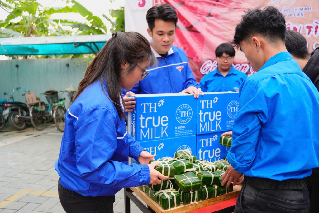 200 chiếc bánh chưng và các thùng sữa TH true milk được mang tới cho các cụ già tại Viện dưỡng lão 200 chiếc bánh chưng và các thùng sữa TH true milk được mang tới cho các cụ già tại Viện dưỡng lão