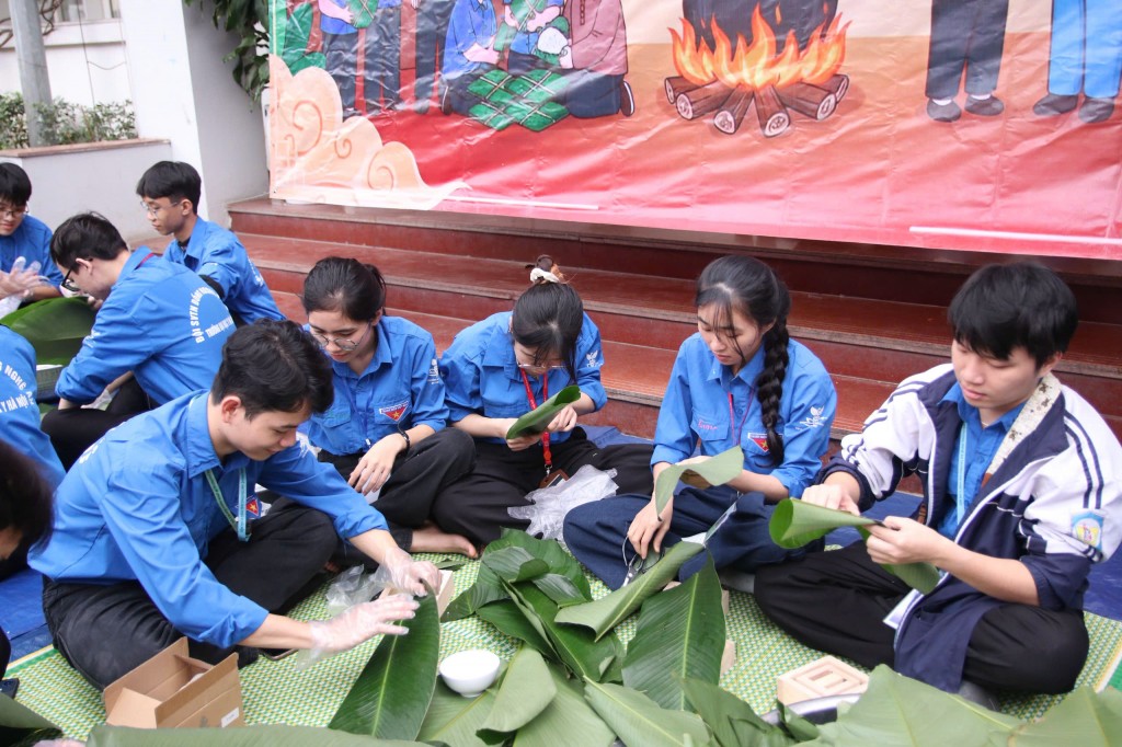 Tuổi trẻ Kim Liên: Gói trọn yêu thương - trao xuân nghĩa tình Tuổi trẻ Kim Liên: Gói trọn yêu thương - trao xuân nghĩa tình