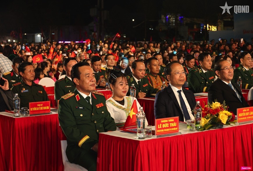 Thượng tướng Lê Đức Thái và các đại biểu dự chương trình Thượng tướng Lê Đức Thái và các đại biểu dự chương trình