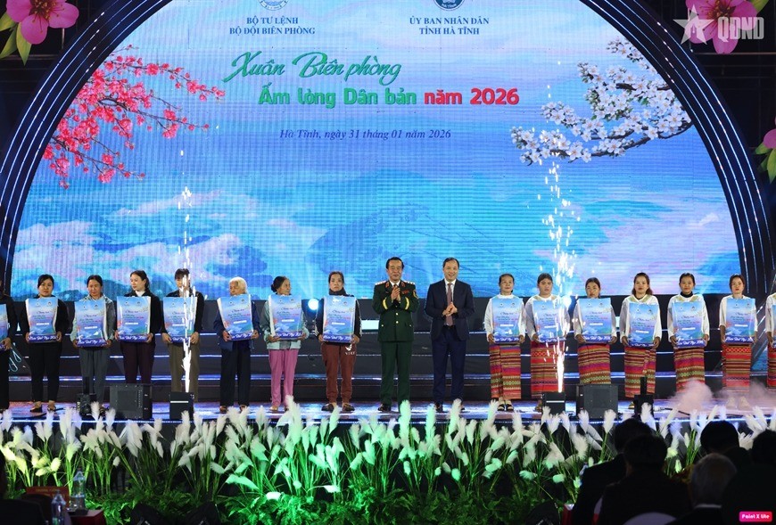 Thượng tướng Lê Đức Thái tặng quà các hộ gia đình có hoàn cảnh khó khăn của xã Hương Xuân (Hà Tĩnh) Thượng tướng Lê Đức Thái tặng quà các hộ gia đình có hoàn cảnh khó khăn của xã Hương Xuân (Hà Tĩnh)