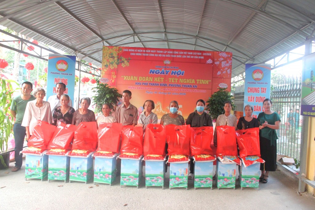 Lãnh đạo phường Thuận An trao quà Tết cho các hộ nghèo, hộ có hoàn cảnh khó khăn trên địa bàn. Lãnh đạo phường Thuận An trao quà Tết cho các hộ nghèo, hộ có hoàn cảnh khó khăn trên địa bàn.