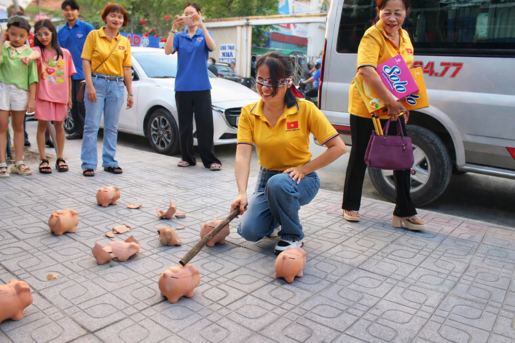 Các hoạt động văn hóa, trò chơi dân gian thu hút đông đảo người dân khu phố tham gia. Các hoạt động văn hóa, trò chơi dân gian thu hút đông đảo người dân khu phố tham gia.