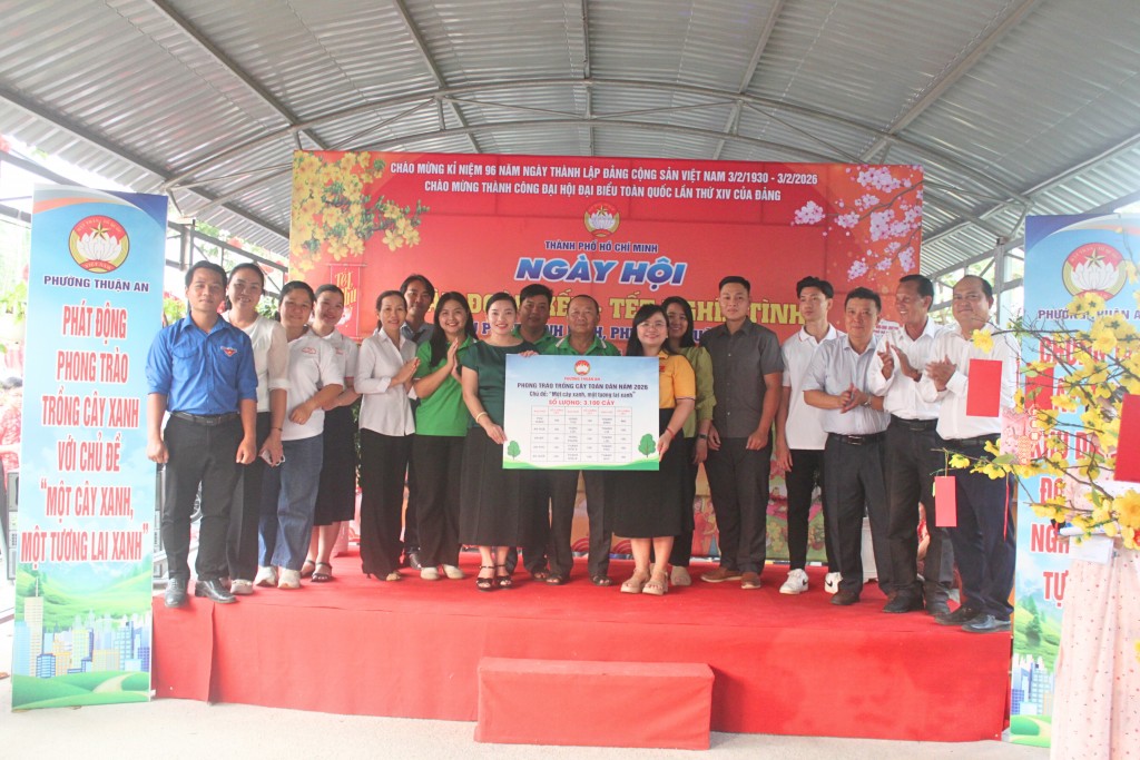 Tại Ngày hội “Xuân đoàn kết – Tết nghĩa tình”, Ủy ban MTTQ Việt Nam phường Thuận An bàn giao 3.100 cây xanh cho các khu phố, hưởng ứng phong trào trồng cây năm 2026 với chủ đề “Một cây xanh, một tương lai xanh”. Tại Ngày hội “Xuân đoàn kết – Tết nghĩa tình”, Ủy ban MTTQ Việt Nam phường Thuận An bàn giao 3.100 cây xanh cho các khu phố, hưởng ứng phong trào trồng cây năm 2026 với chủ đề “Một cây xanh, một tương lai xanh”.