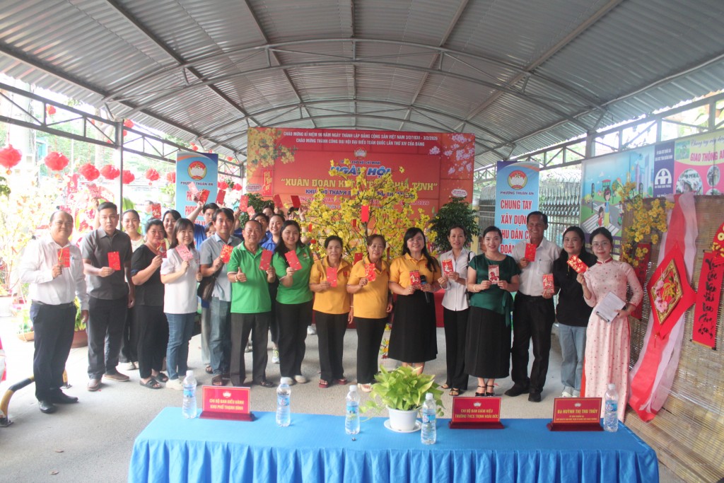 Không khí rộn ràng Ngày hội “Xuân đoàn kết - Tết nghĩa tình” tại khu phố Thạnh Bình, phường Thuận An. Không khí rộn ràng Ngày hội “Xuân đoàn kết - Tết nghĩa tình” tại khu phố Thạnh Bình, phường Thuận An.