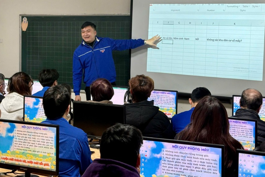 Lớp học bình dân học vụ số của những thầy cô, giáo áo xanh ở phường Văn Miếu – Quốc Tử Giám