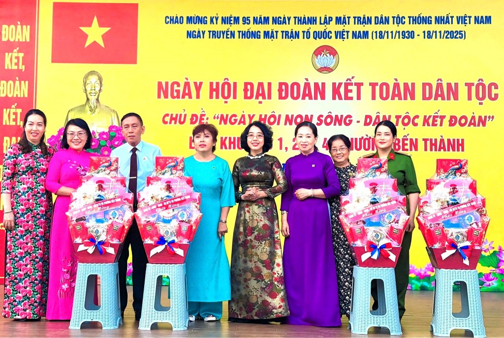 Bà Mai Thị Hồng Hoa - Phó Bí thư Đảng ủy, Chủ tịch UBND phường trao các phần cho hộ dân tại Ngày hội Đại đoàn kết toàn dân tộc năm 2025 của Liên Khu phố 1, 2, 3, 4