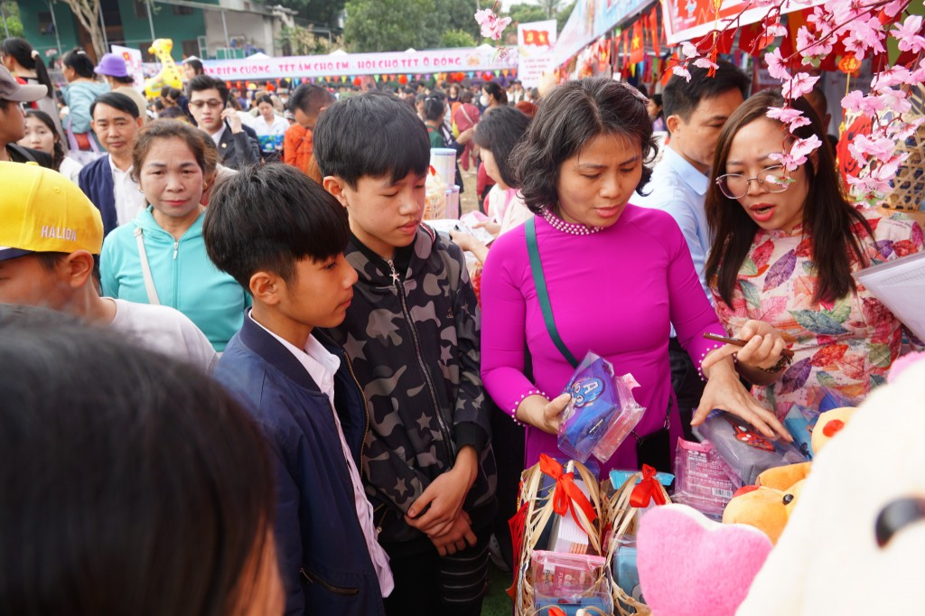 “Xuân biên cương – Tết ấm cho em” mang niềm vui đến Tam Thái