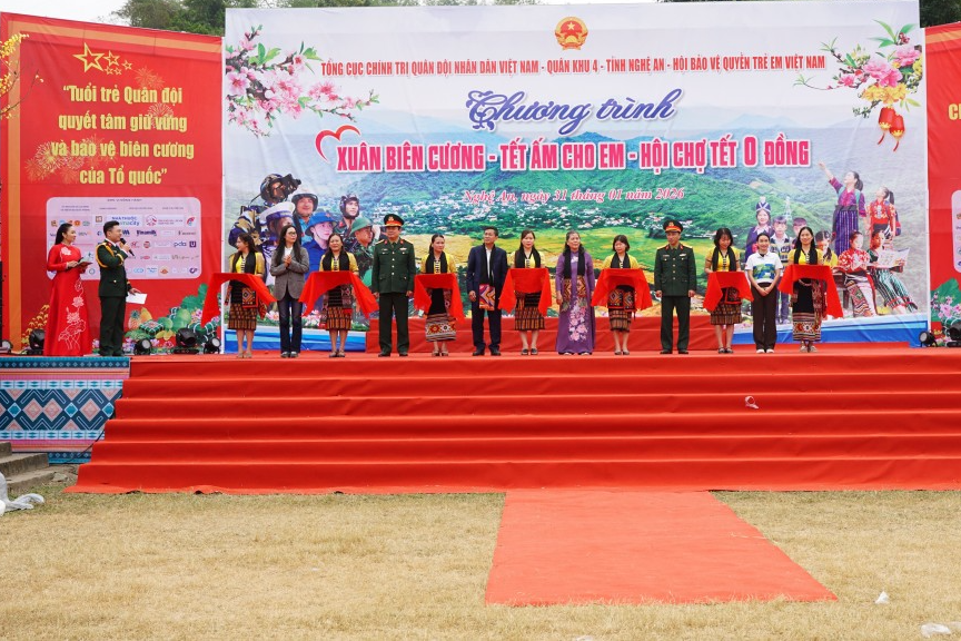 Các đại biểu cắt băng khai mạc gian 