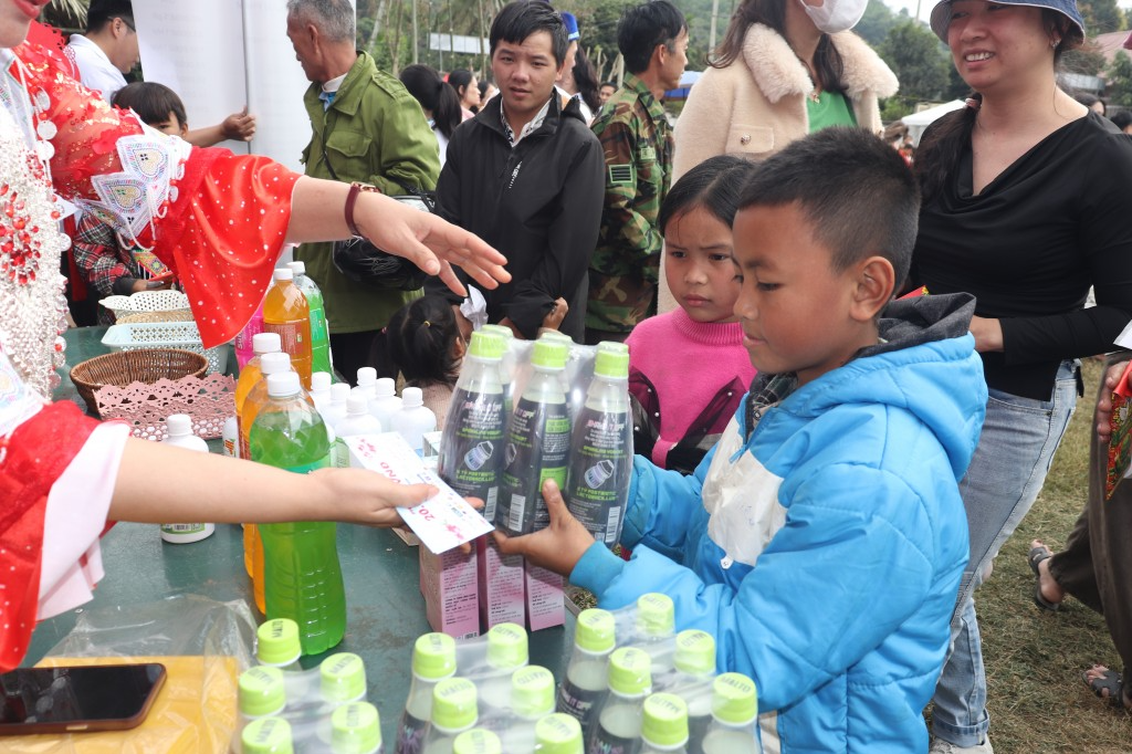 “Xuân biên cương – Tết ấm cho em” mang niềm vui đến Tam Thái