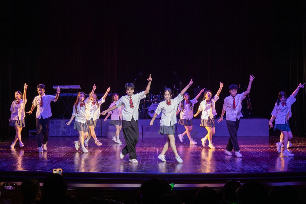 Bất ngờ màn trình diễn nghệ thuật đặc sắc của học sinh Trường THPT Đoàn Thị Điểm