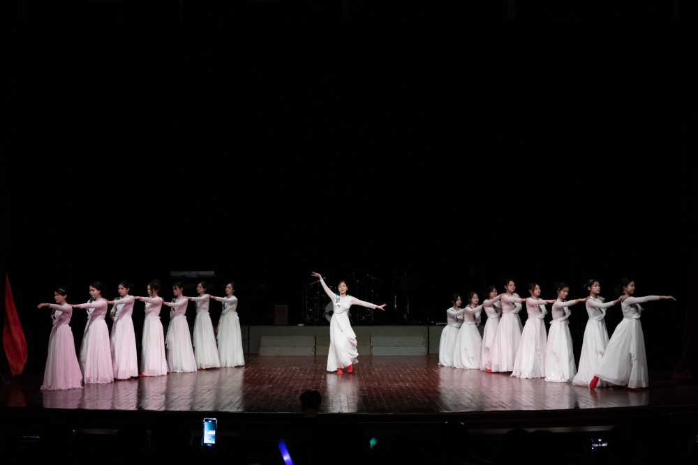 Bất ngờ màn trình diễn nghệ thuật đặc sắc của học sinh Trường THPT Đoàn Thị Điểm