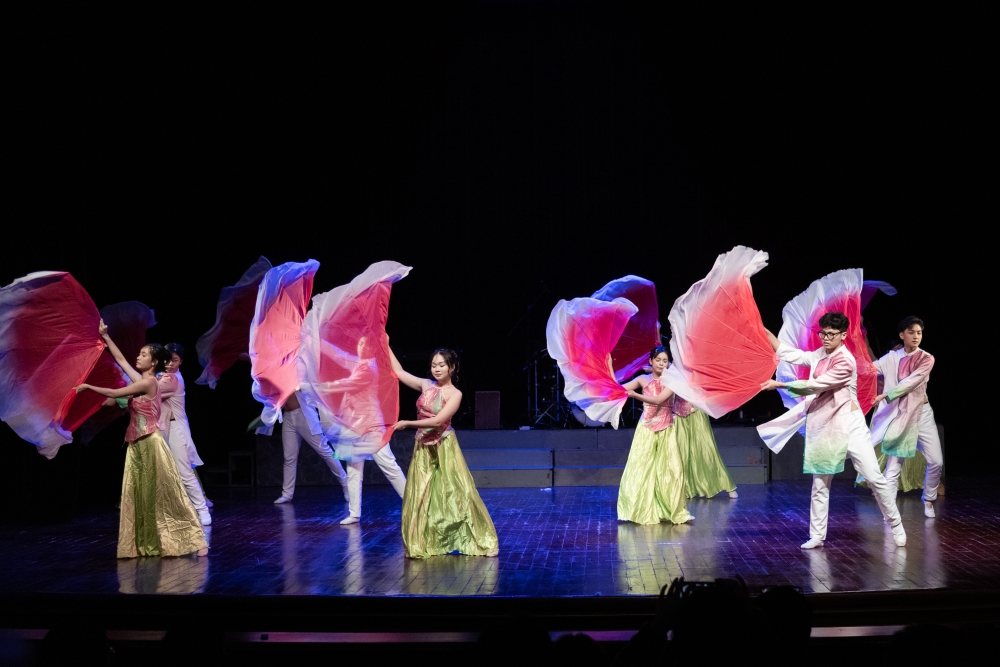 Bất ngờ màn trình diễn nghệ thuật đặc sắc của học sinh Trường THPT Đoàn Thị Điểm