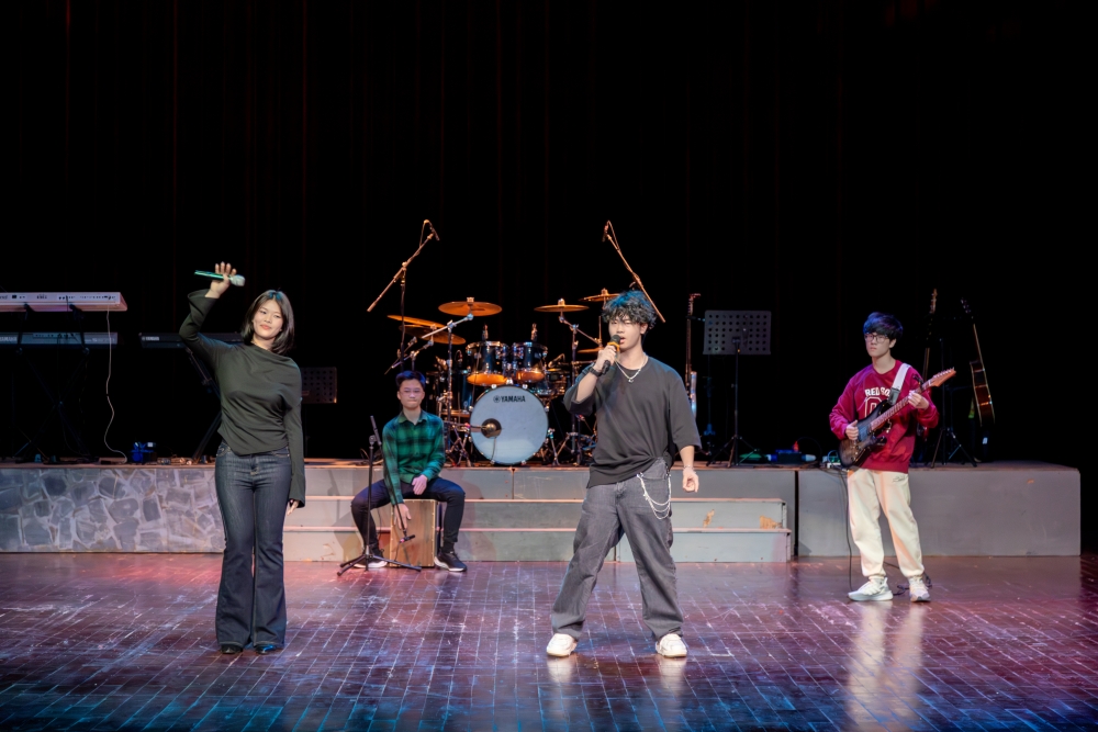 Bất ngờ màn trình diễn nghệ thuật đặc sắc của học sinh Trường THPT Đoàn Thị Điểm