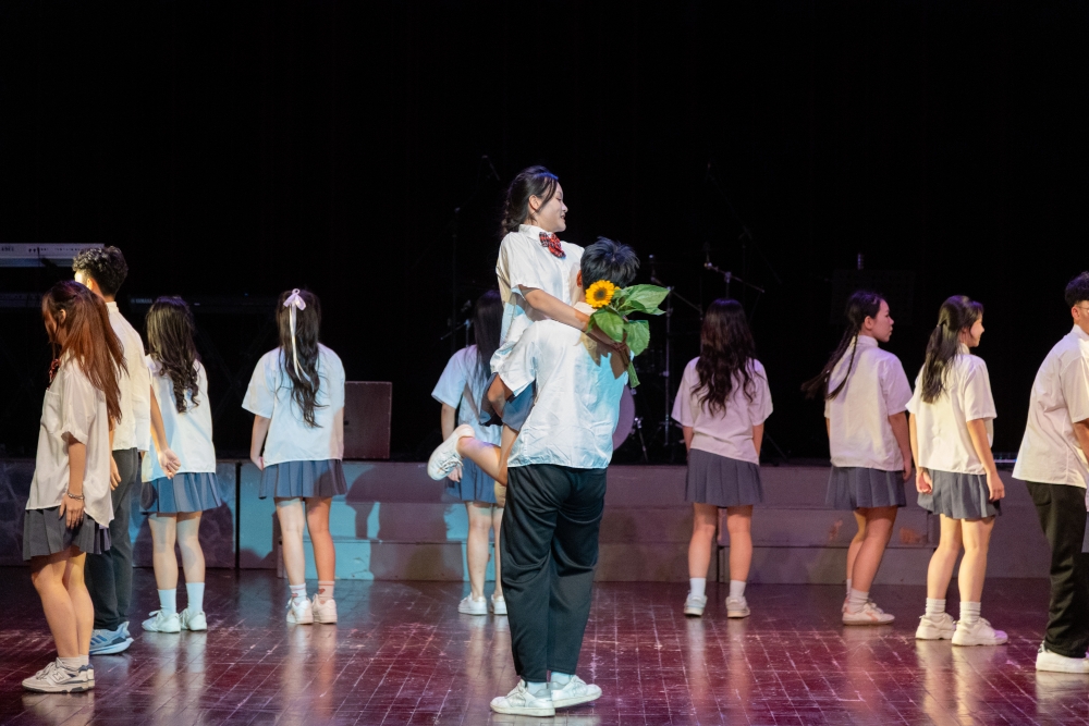 Bất ngờ màn trình diễn nghệ thuật đặc sắc của học sinh Trường THPT Đoàn Thị Điểm