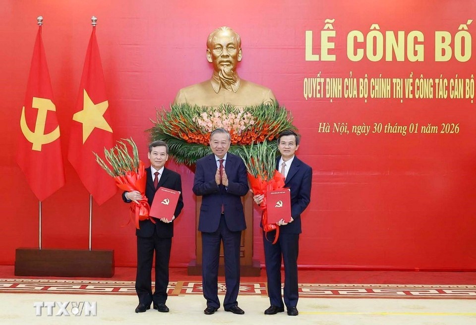 Tổng Bí thư Tô Lâm trao Quyết định của Bộ Chính trị cho ông Đoàn Minh Huấn (bên phải) và ông Lê Minh Trí (bên trái). (Ảnh: Thống Nhất/TTXVN)