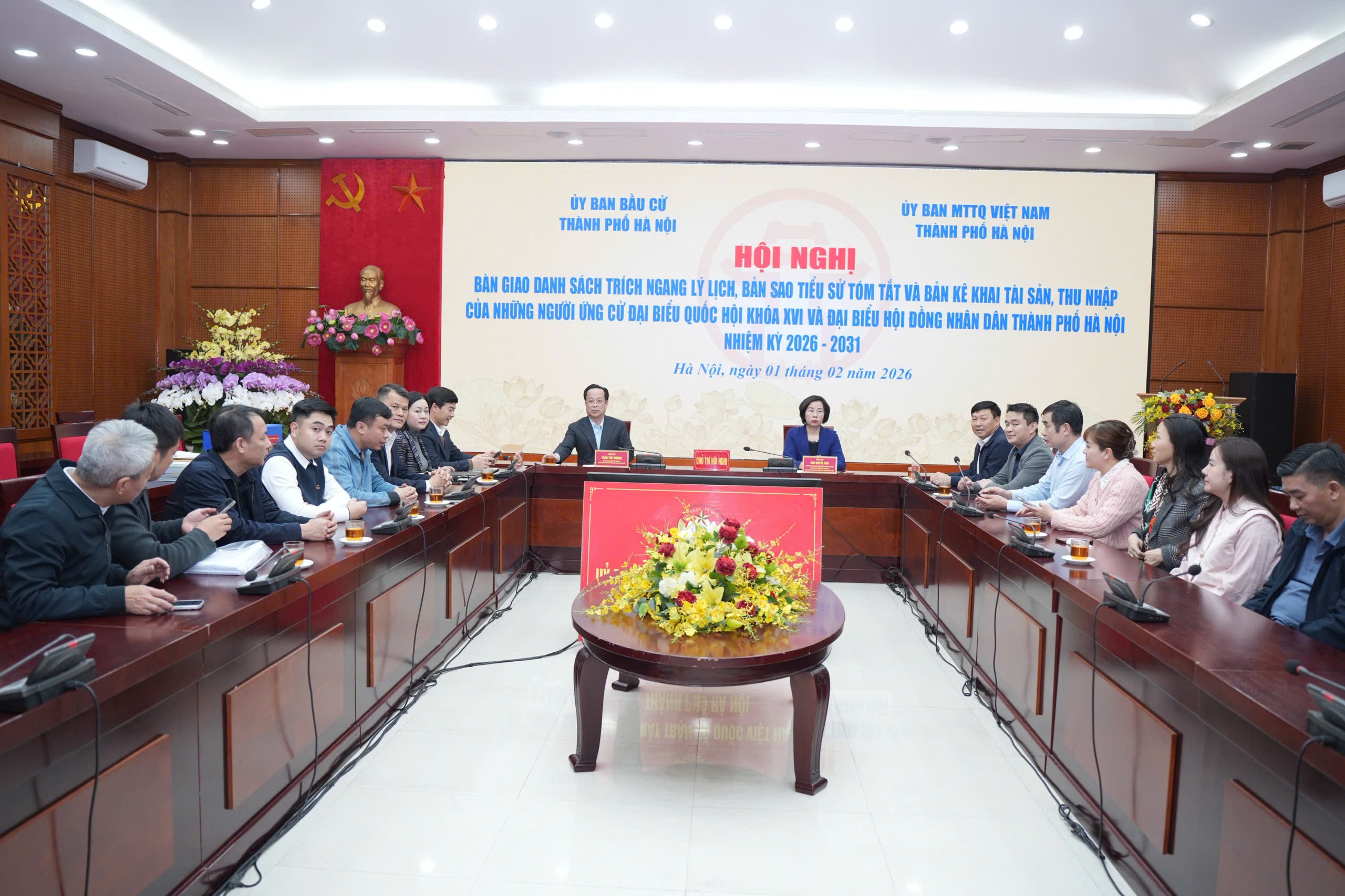 Bàn giao hồ sơ ứng cử đại biểu Quốc hội khóa XVI và đại biểu HĐND TP Hà Nội nhiệm kỳ 2026-2031