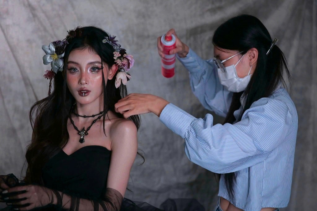 Cận Tết, việc làm thời vụ sôi động, người trẻ tăng ca kiếm thu