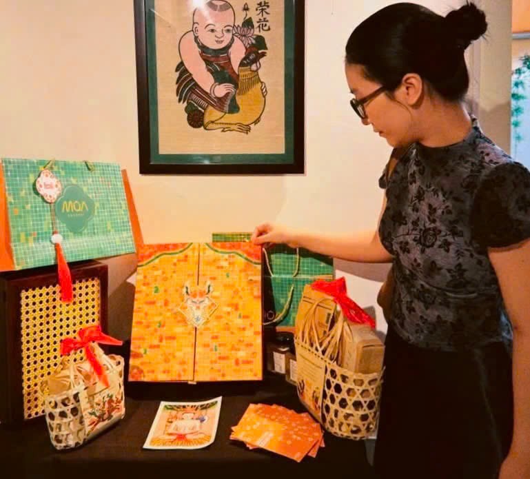 Minh Phương tranh thủ làm tháp bánh kẹo, hộp quà Tết xuyên ngày đêm để kịp giao cho khách.