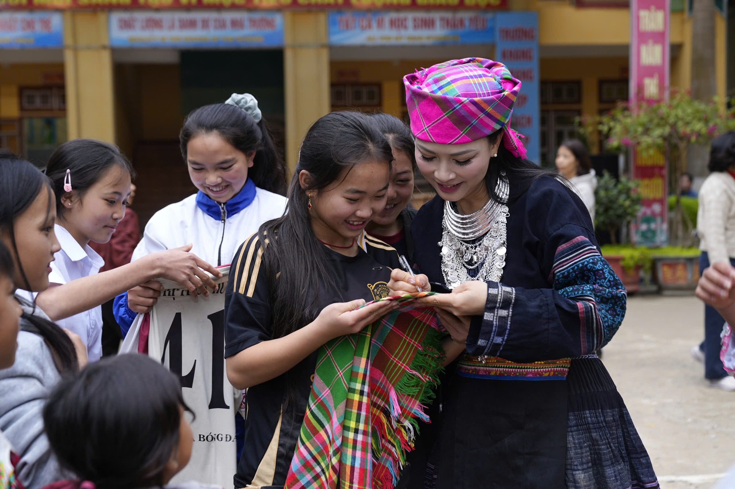 Các nữ sinh xin chữ kí của cô hoa hậu xinh đẹp