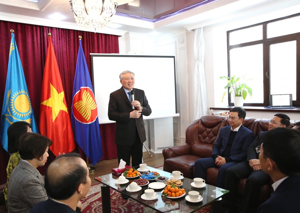 Phó Thủ tướng Thường trực Chính phủ Nguyễn Hoà Bình tới thăm và nói chuyện thân mật với cán bộ, nhân viên Đại sứ quán Việt Nam tại Kazakhstan - Ảnh: VGP/Nguyễn Hoàng Phó Thủ tướng Thường trực Chính phủ Nguyễn Hoà Bình tới thăm và nói chuyện thân mật với cán bộ, nhân viên Đại sứ quán Việt Nam tại Kazakhstan - Ảnh: VGP/Nguyễn Hoàng