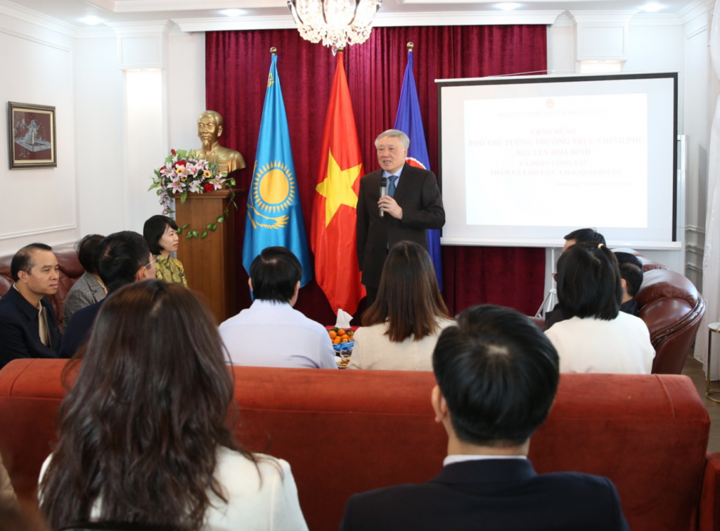 Phó Thủ tướng Thường trực Chính phủ Nguyễn Hoà Bình đã thông báo những kết quả nổi bật về kinh tế-xã hội; tình hình chính trị, đối ngoại của đất nước - Ảnh: VGP/Nguyễn Hoàng Phó Thủ tướng Thường trực Chính phủ Nguyễn Hoà Bình đã thông báo những kết quả nổi bật về kinh tế-xã hội; tình hình chính trị, đối ngoại của đất nước - Ảnh: VGP/Nguyễn Hoàng