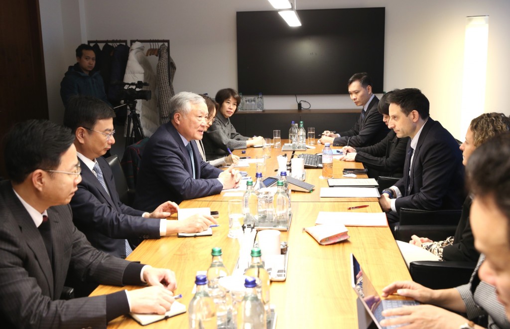 Phó Thủ tướng Thường trực Chính phủ Nguyễn Hòa Bình làm việc với UBS Group AG - Ảnh: VGP/Nguyễn Hoàng Phó Thủ tướng Thường trực Chính phủ Nguyễn Hòa Bình làm việc với UBS Group AG - Ảnh: VGP/Nguyễn Hoàng