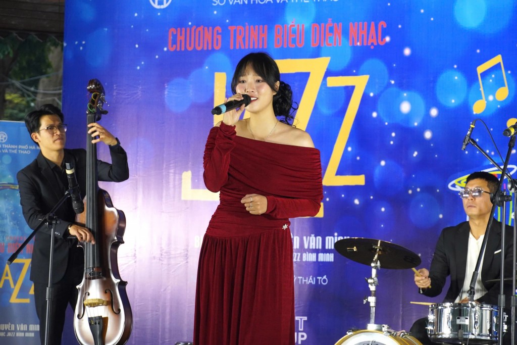 Ca sĩ Minh Thu mang đến sức sống cho sân khấu bằng vẻ trẻ trung, sôi động Ca sĩ Minh Thu mang đến sức sống cho sân khấu bằng vẻ trẻ trung, sôi động