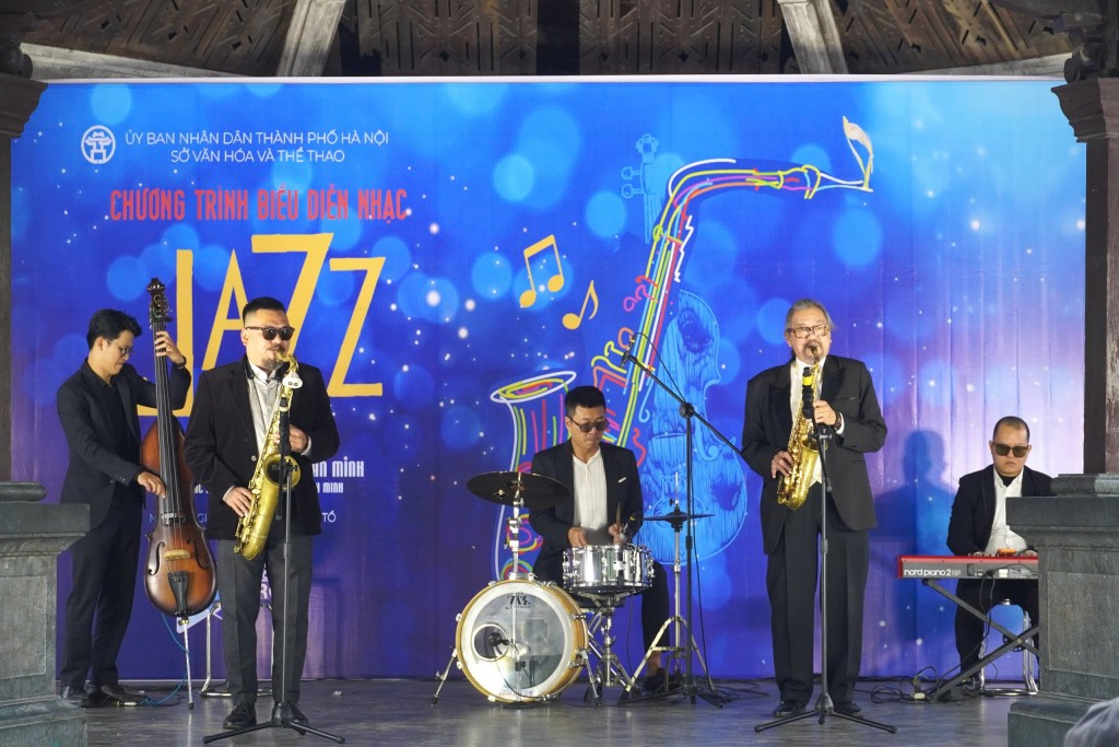 Hai nghệ sĩ Quyền Văn Minh, Quyền Thiện Đắc trên sân khấu Dòng chảy Jazz lan tỏa cảm xúc xuân trong không gian cộng đồng