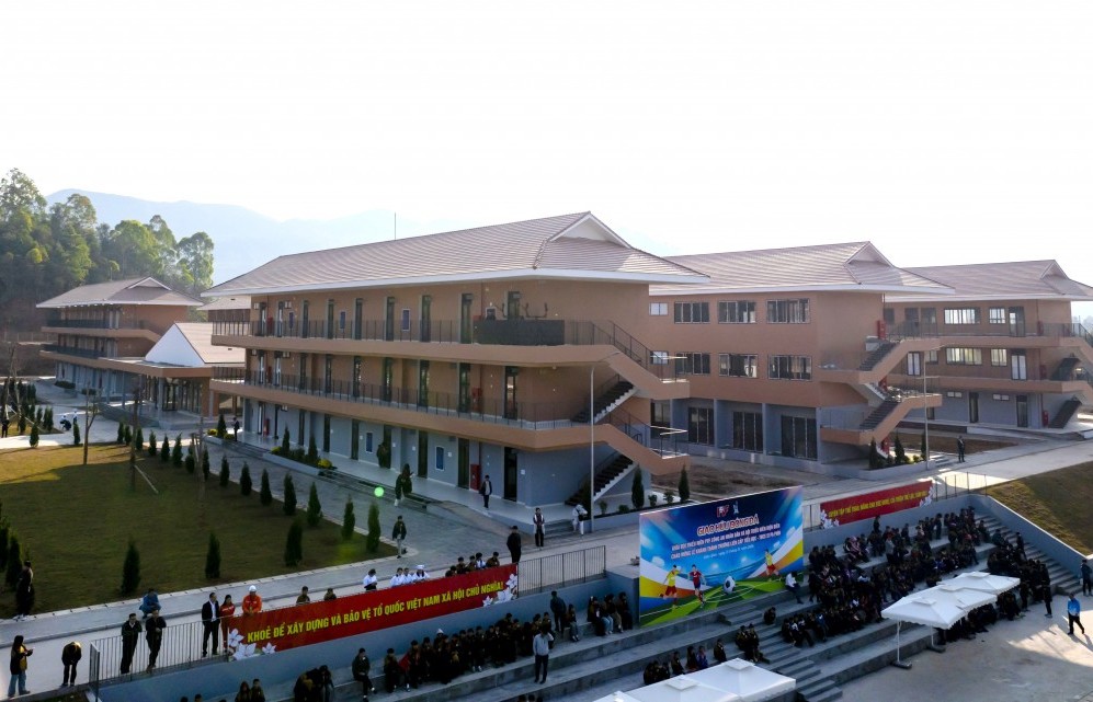 Sun Group cam kết đồng hành lâu dài và trao 2 tỷ đồng tài trợ trường liên cấp Si Pa Phìn, Điện Biên