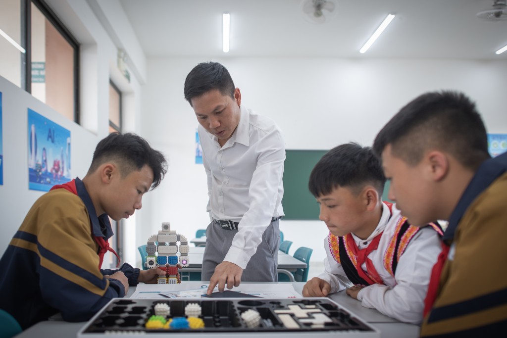 Các em học sinh háo hức khi lần đầu làm quen với môn học STEM. Ảnh: Ánh Dương