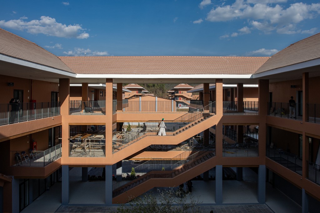 Trường nội trú liên cấp xã Si Pa Phìn có cơ sở vật chất đồng bộ, hiện đại bảo đảm cho sự phát triển toàn diện của các em học sinh. Ảnh: Việt Linh