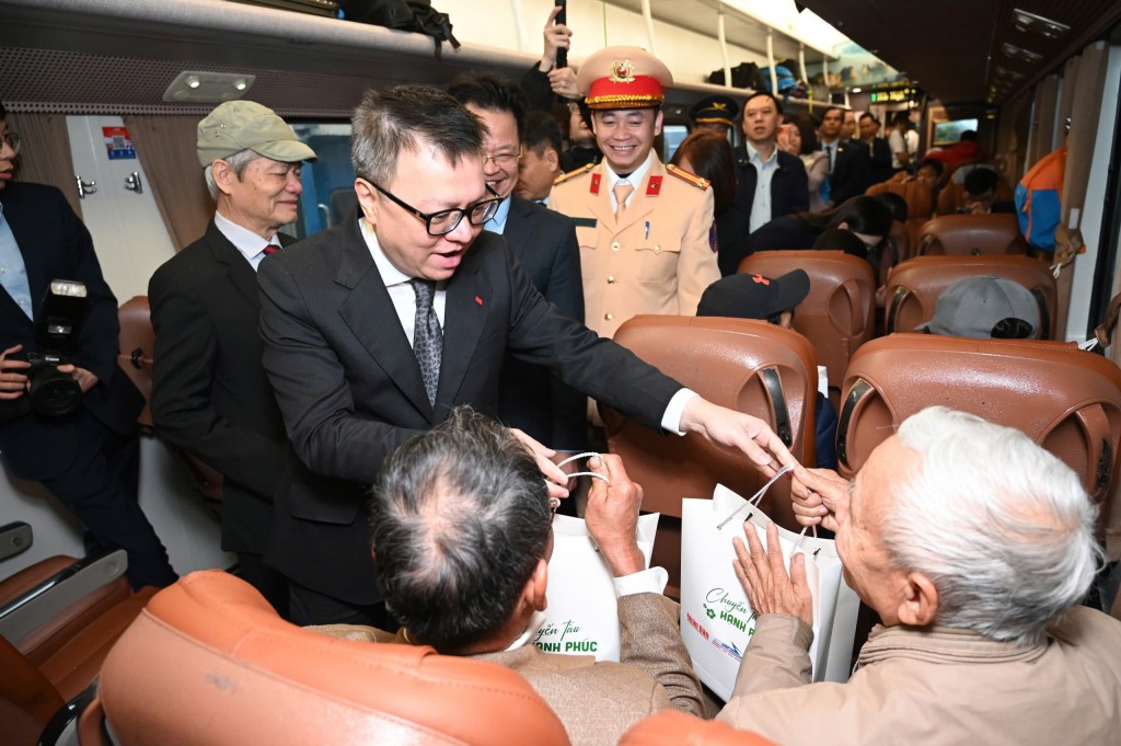 Đồng chí Lê Quốc Minh và các đại biểu tặng quà tới hành khách trên chuyến tàu Đồng chí Lê Quốc Minh và các đại biểu tặng quà tới hành khách trên chuyến tàu