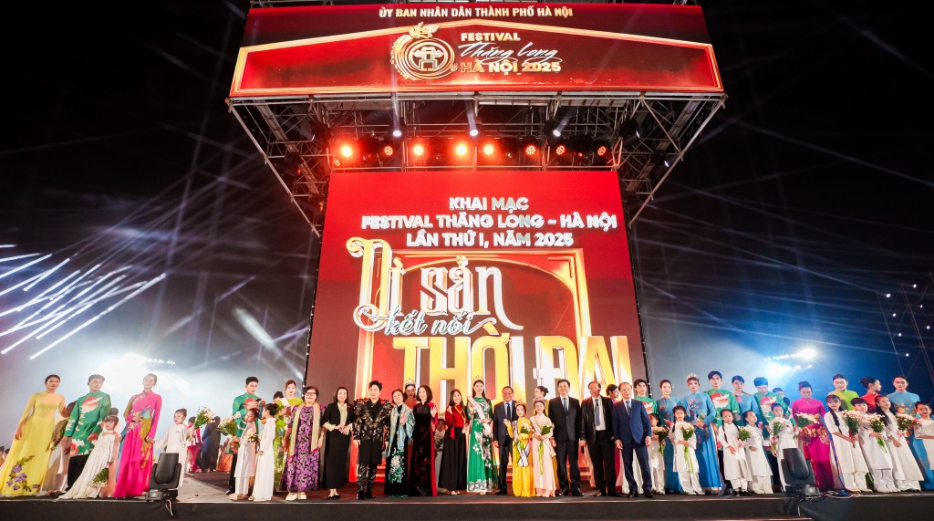 Đồng chí Nguyễn Văn Phong - Phó Bí thư Thường trực Thành ủy Hà Nội cùng các đại biểu dự khai mạc Festival Thăng Long - Hà Nội 2025