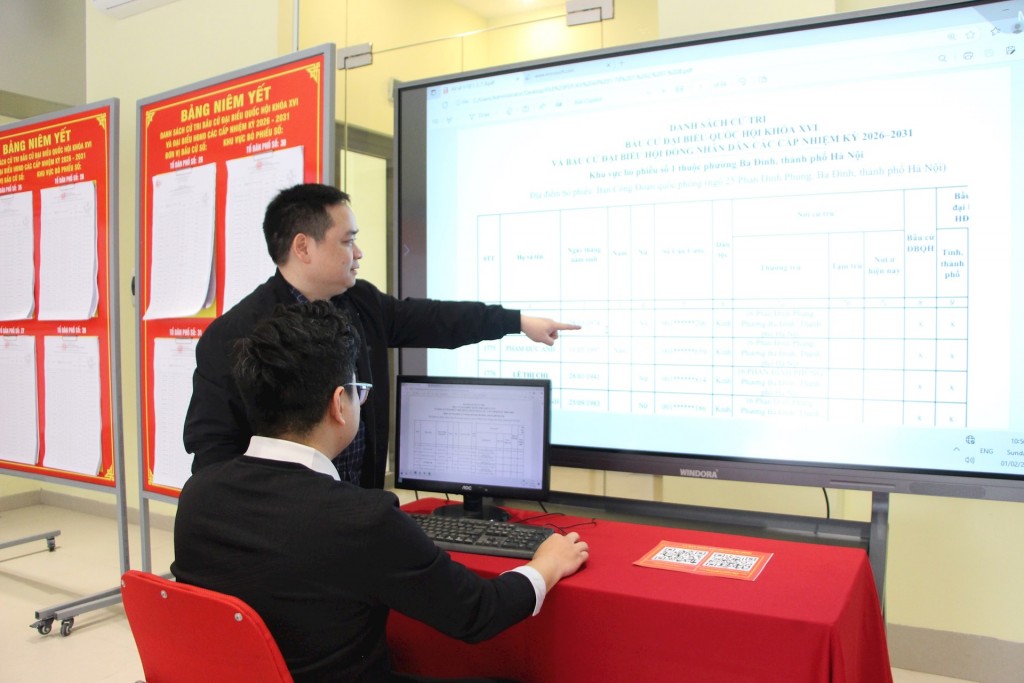 Cán bộ kỹ thuật của Ủy ban Bầu cử phường Ba Đình rà soát việc Hà Nội bảo đảm tiến độ, chất lượng các bước chuẩn bị bầu cử