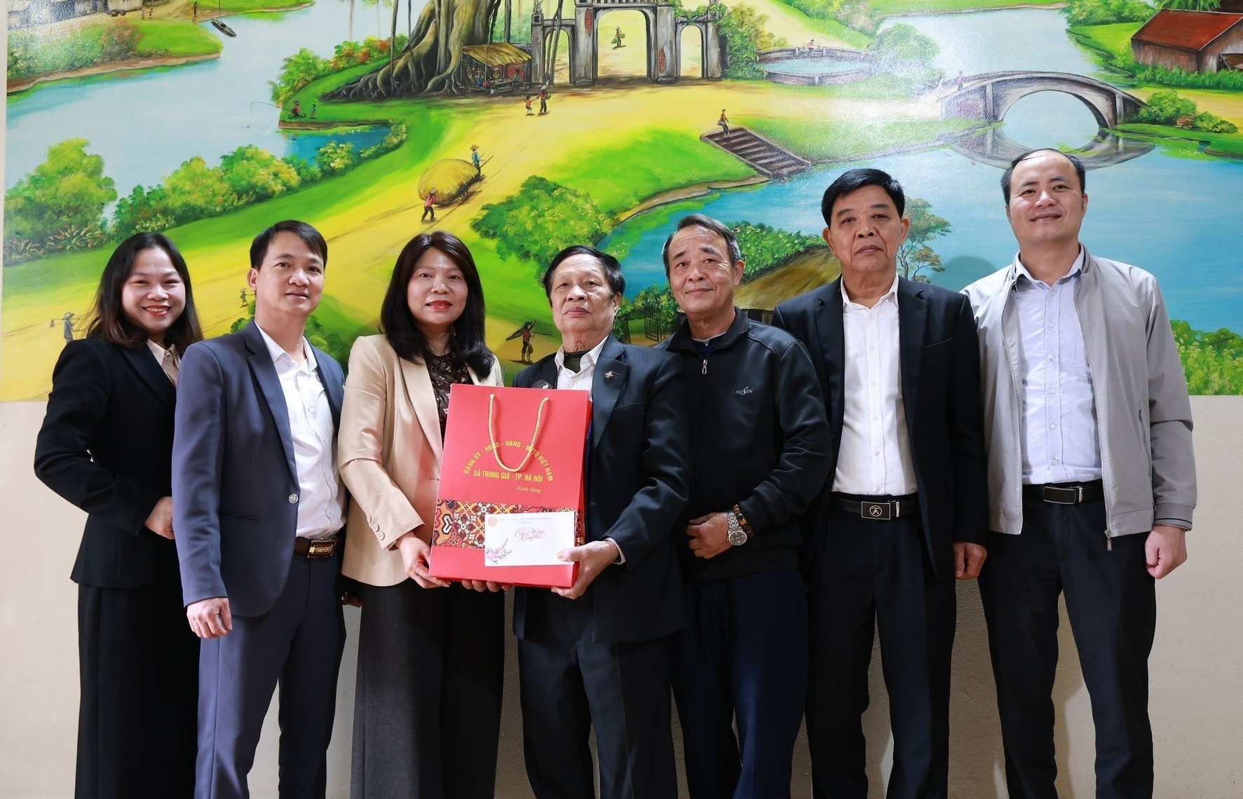 Thăm, tặng quà gia đình chính sách dịp Tết Nguyên đán