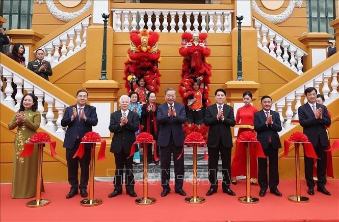 Tổng Bí thư Tô Lâm, Chủ tịch nước Lương Cường, Thường trực Ban Bí thư Trần Cẩm Tú và các đồng chí lãnh đạo, nguyên lãnh đạo Đảng, Nhà nước cắt băng khánh thành dự án cải tạo, sửa chữa, nâng cấp, xây mới trụ sở làm việc Cơ quan Chủ tịch nước tại số 2 Lê Thạch. Ảnh: TTXVN Tổng Bí thư Tô Lâm, Chủ tịch nước Lương Cường, Thường trực Ban Bí thư Trần Cẩm Tú và các đồng chí lãnh đạo, nguyên lãnh đạo Đảng, Nhà nước cắt băng khánh thành dự án cải tạo, sửa chữa, nâng cấp, xây mới trụ sở làm việc Cơ quan Chủ tịch nước tại số 2 Lê Thạch. Ảnh: TTXVN
