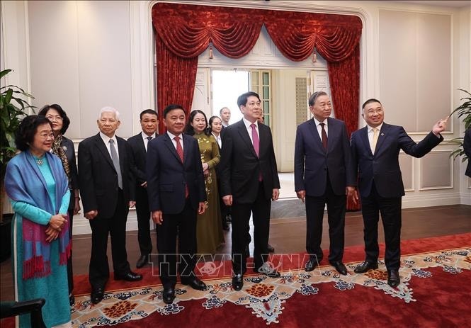 Tổng Bí thư Tô Lâm, Chủ tịch nước Lương Cường, Thường trực Ban Bí thư Trần Cẩm Tú và các đồng chí lãnh đạo, nguyên lãnh đạo Đảng, Nhà nước tham quan trụ sở làm việc Cơ quan Chủ tịch nước tại số 2 Lê Thạch. Ảnh: TTXVN Tổng Bí thư Tô Lâm, Chủ tịch nước Lương Cường, Thường trực Ban Bí thư Trần Cẩm Tú và các đồng chí lãnh đạo, nguyên lãnh đạo Đảng, Nhà nước tham quan trụ sở làm việc Cơ quan Chủ tịch nước tại số 2 Lê Thạch. Ảnh: TTXVN