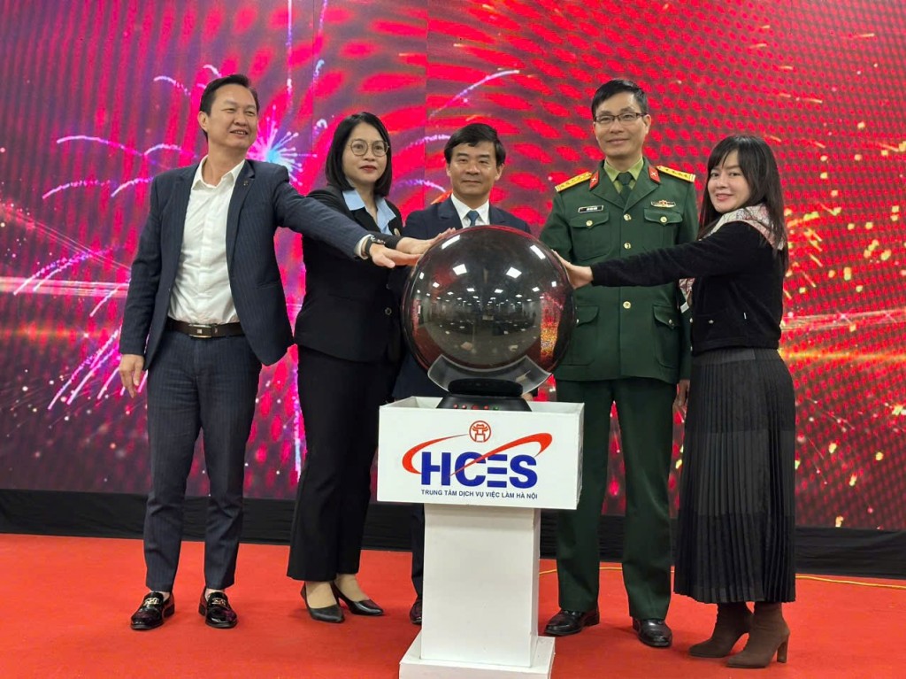 Bức tranh việc làm ngày càng rực rỡ sắc màu