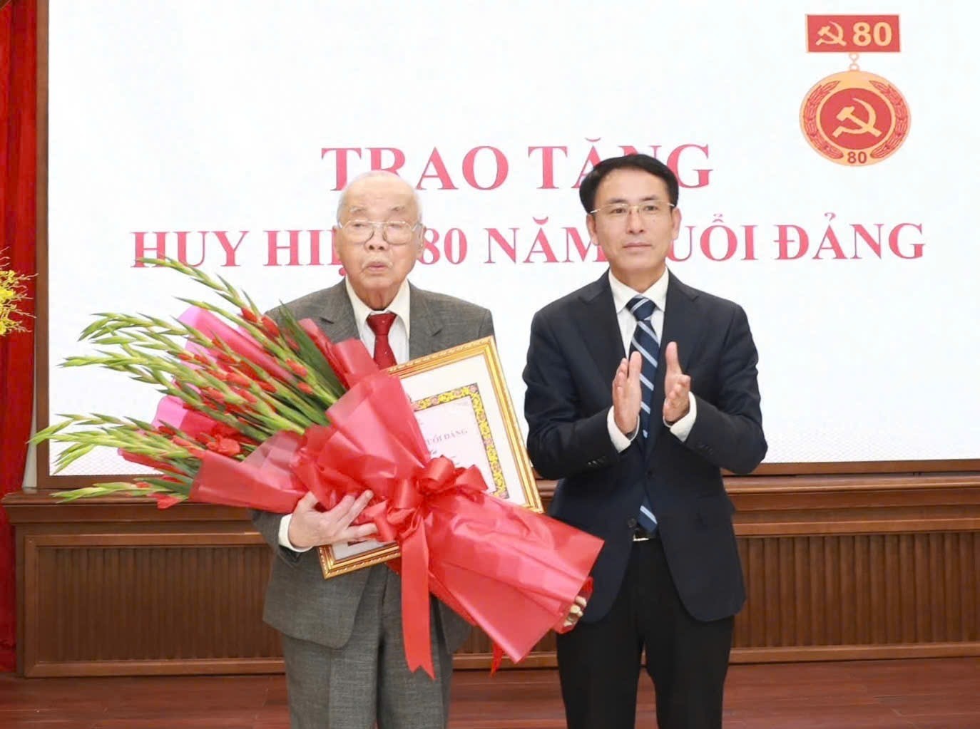 Phó Bí thư Thành ủy Nguyễn Trọng Đông trao Huy hiệu 80 năm tuổi Đảng tặng đảng viên lão thành Nguyễn Tiến Hà