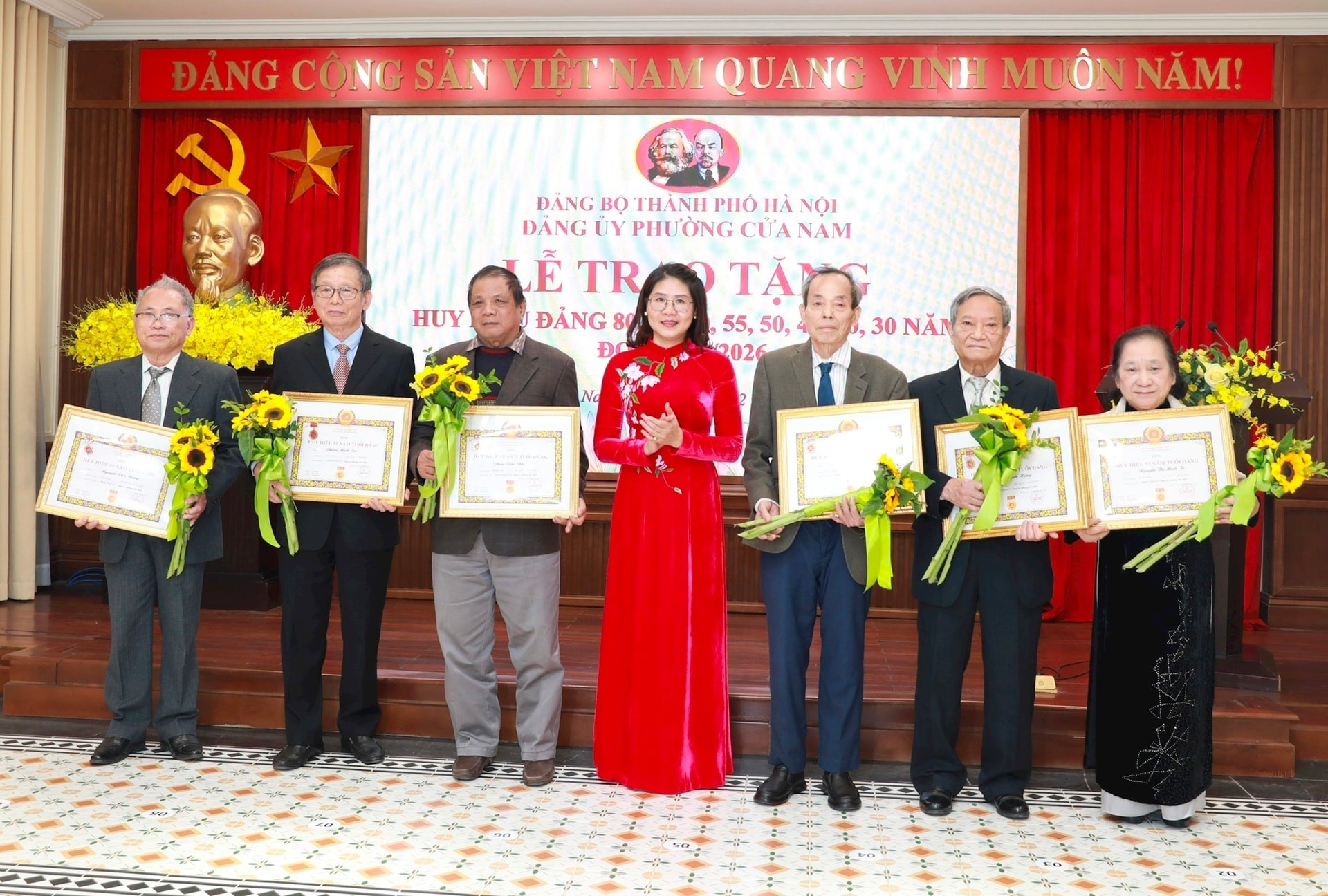 Phó Bí thư Thường trực Đảng ủy phường Cửa Nam Nguyễn Thị Thu Thủy trao Huy hiệu Đảng tặng các đảng viên