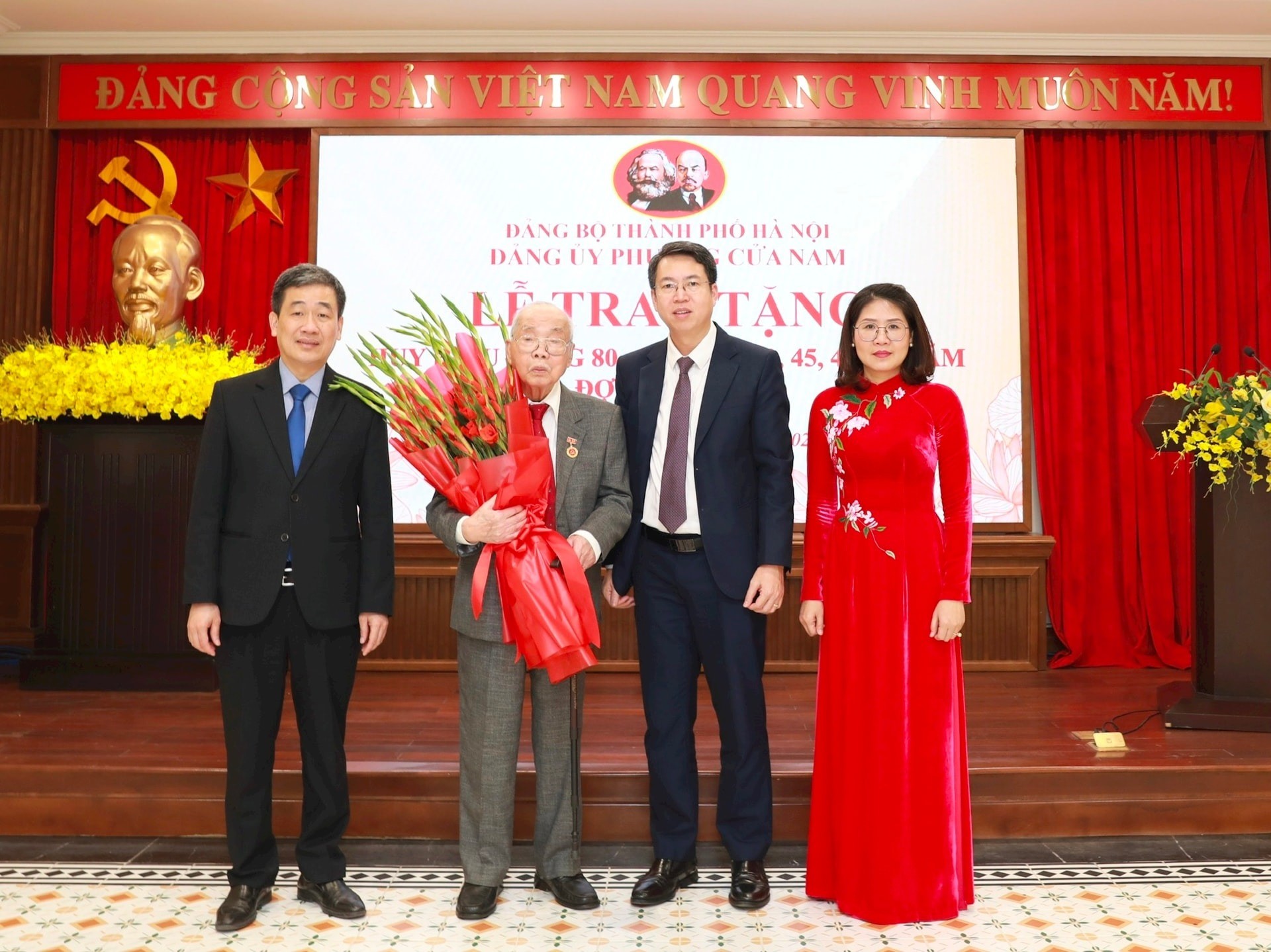 Thường trực Đảng ủy phường Cửa Nam tặng hoa chúc mừng đồng chí Nguyễn Tiến Hà