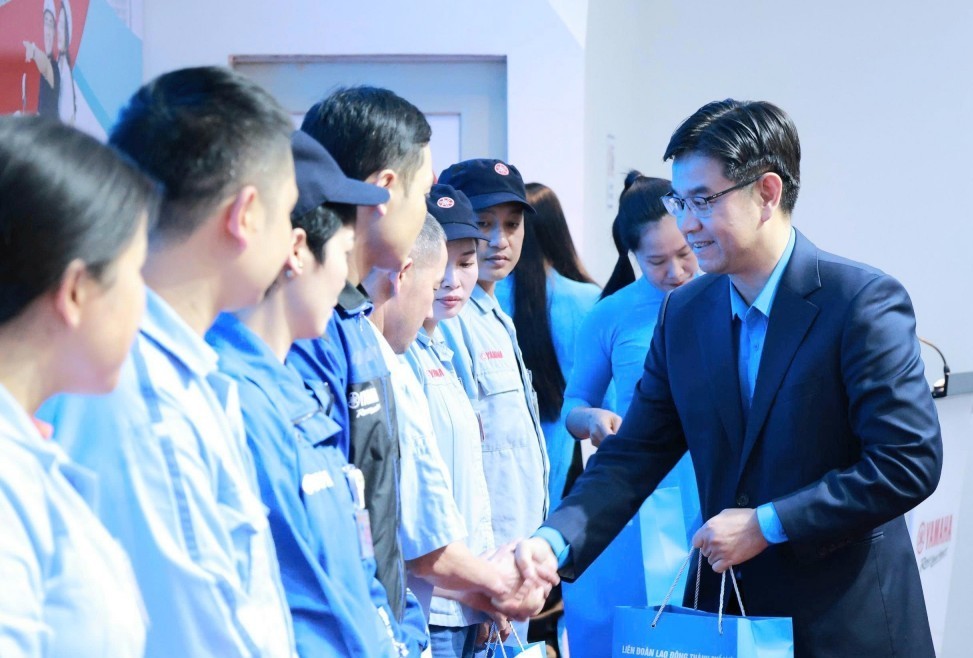 Mang Tết đến gần hơn với đoàn viên, người lao động