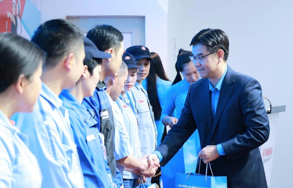 Mang Tết đến gần hơn với đoàn viên, người lao động