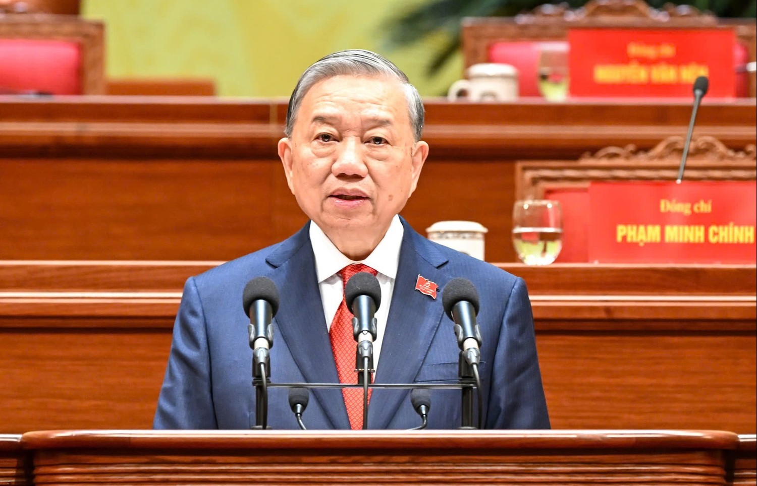 Bài viết của Tổng Bí thư Tô Lâm: VỮNG BƯỚC DƯỚI CỜ ĐẢNG