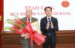 58 Đảng viên phường Cửa Nam được trao tặng Huy hiệu Đảng đợt 3/2