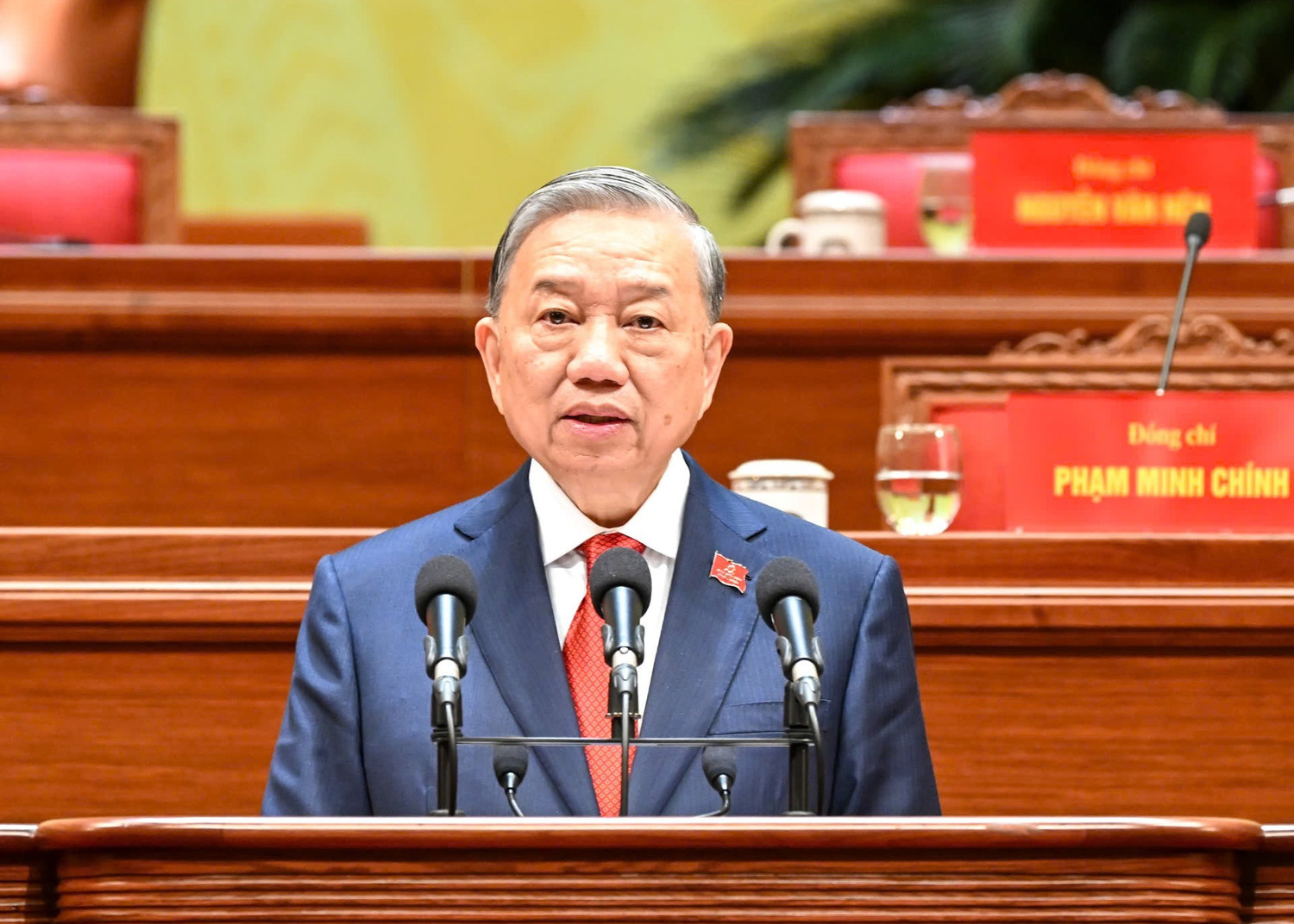 Bài viết của Tổng Bí thư Tô Lâm: VỮNG BƯỚC DƯỚI CỜ ĐẢNG