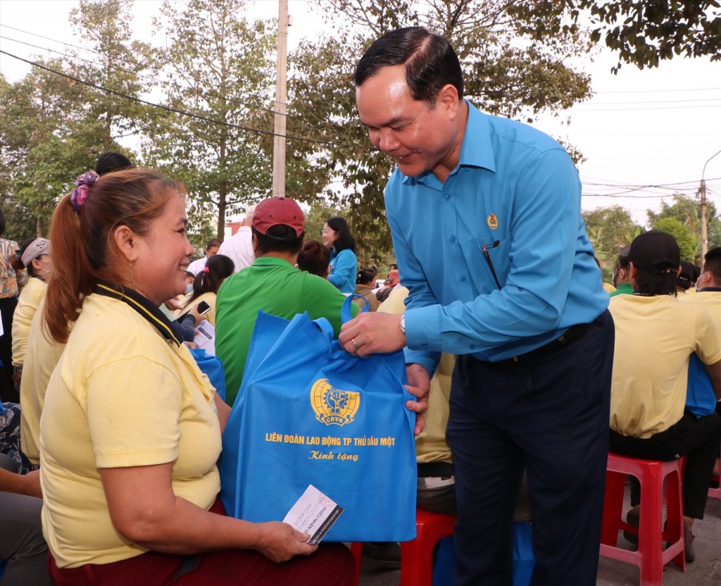 Mang Tết đến gần hơn với đoàn viên, người lao động