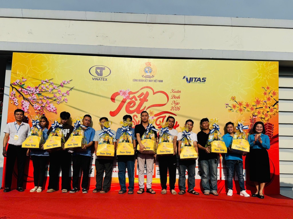 Mang Tết đến gần hơn với đoàn viên, người lao động